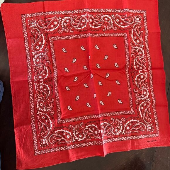 Bundle of 6 Vintage and Patriotic Bandanas - Various Designs - Picture 3 of 7